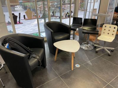 une chaise noire et une table blanche dans une pièce