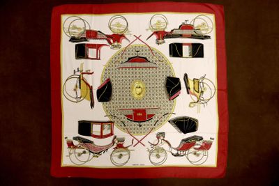 HERMES. Carré en soie modèle "VOITURE A TRANSFORMATION" bord…