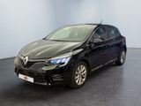 La voiture noire est garée dans une pièce au sol noir.