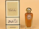 l'image d'un flacon de parfum posé à côté d'une boîte