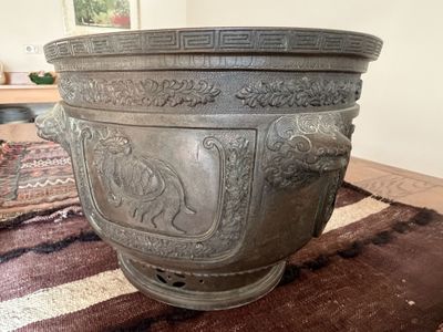 Cache-pot en bronze, Asie XXème - Hauteur : 22.