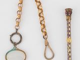 trois bijoux, dont une montre et un porte-clés