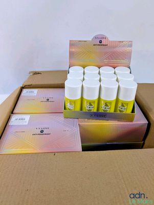 une boîte en carton ouverte remplie d'une grande variété de baies pour les lèvres