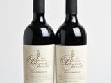 deux bouteilles de vin rouge posées sur une table en bois