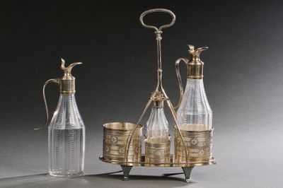une image représentant une carafe en argent et en verre ainsi qu'une bouteille posées sur un socle