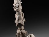 l'image d'une statue d'un homme avec un chapeau sur la tête
