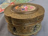 une boîte dorée posée sur une table bleue