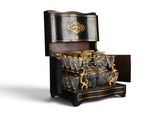 une vitrine noire et dorée contenant des verres à vin