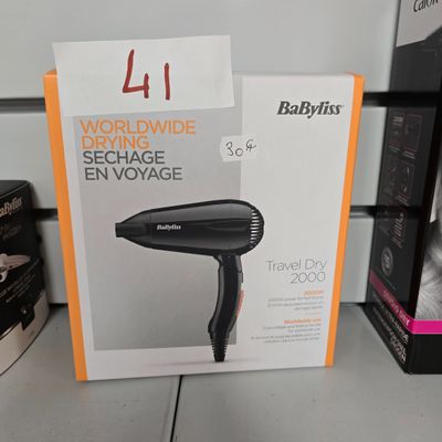emballage d'un sèche-cheveux posé sur un comptoir
