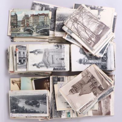 De nombreuses vieilles photos de bâtiments s'empilent les unes sur les autres.