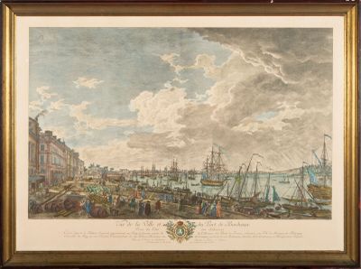 tableau représentant une vue d'un port avec des bateaux sur l'eau et des personnes sur le rivage