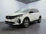 un SUV blanc garé dans une grande pièce au sol noir