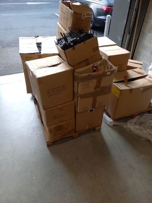 une pile de cartons posée par terre devant la porte d'un garage