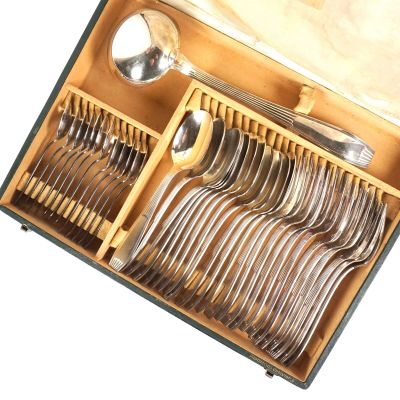 un service d'argenterie dans un coffret en bois contenant des cuillères