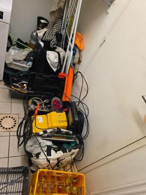 une pile de bagages posée par terre près d'une porte