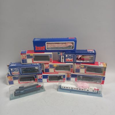 de nombreux circuits de trains miniatures exposés sur la table