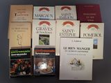 plusieurs livres sont empilés sur une table
