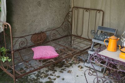 un lit sur lequel est posé un oreiller rose