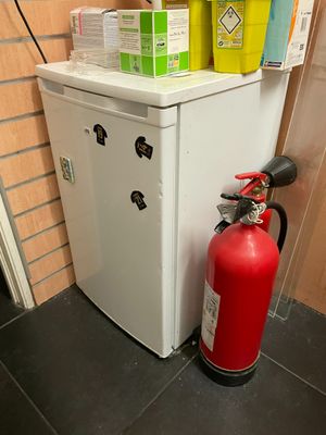 un extincteur à côté d'une borne d'incendie