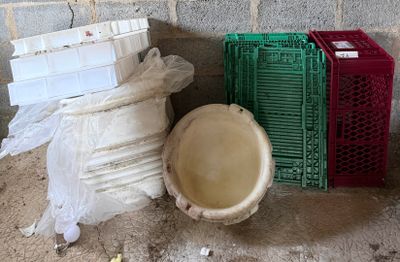 un tas de récipients en plastique et un saladier en plastique posés par terre