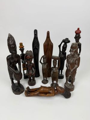 ensemble de figurines africaines sculptées sur fond blanc