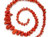 une photo d'un collier et d'un bracelet en corail rouge