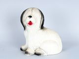 une figurine de chien blanche et noire posée sur une table