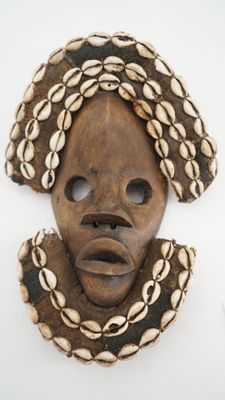 COTE D IVOIRE : Masque DAN. Masque en bois sculpté, yeux ron… - Photo 1