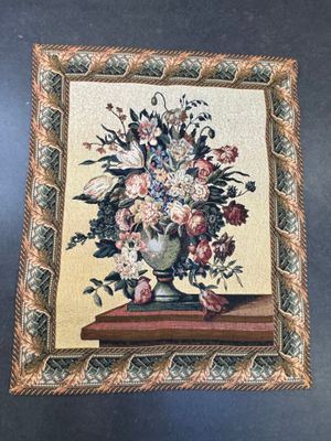 une photo d'une photo d'un vase de fleurs sur une table