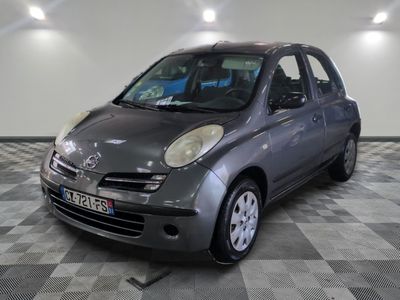 la photo d'une petite voiture garée dans un garage