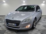 la voiture argentée est garée dans le garage sur le sol en damier