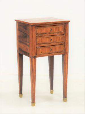 une petite table en bois avec trois tiroirs