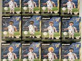 six boîtes de figurines Playmobil « Soccer Action » représentant un garçon avec un ballon de foot