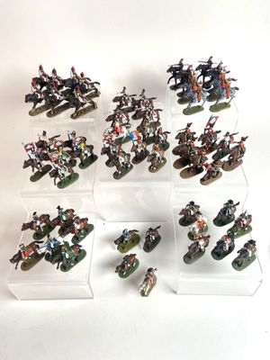 de nombreuses figurines miniatures qui sont exposées