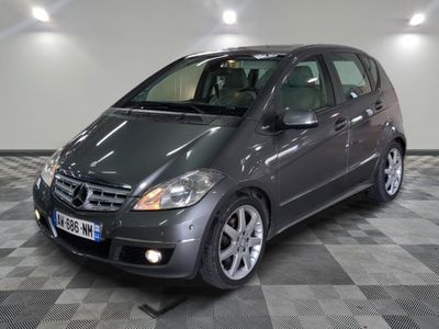 photo d'une mercedes b - class garée dans un garage