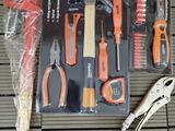 de nombreux outils posés sur une table