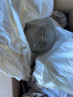 une boîte contenant un sac blanc et une peluche