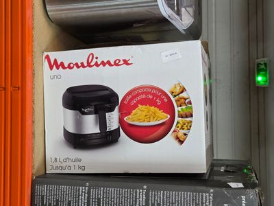 une boîte de nouilles posée sur une pile de boîtes