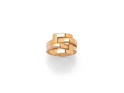 une bague en or jaune 18 carats de forme carrée