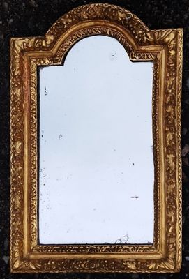 un miroir posé sur une table