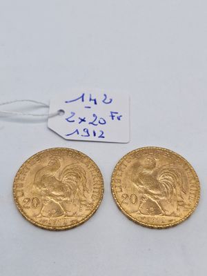 deux pièces d'or avec une étiquette de prix et une étiquette de prix