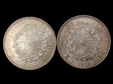 deux pièces d'argent, l'une ornée d'une couronne et l'autre d'une couronne