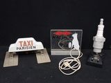 trois types différents de panneaux de taxi posés sur une table