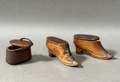 une paire de sabots et une boîte en bois posés sur une surface grise