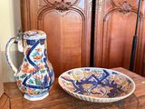 deux vases et un bol posés sur une table en bois