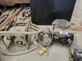 une photo montrant un tas d'appareils électriques posés par terre