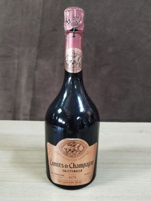 une bouteille de champagne posée sur une table en bois