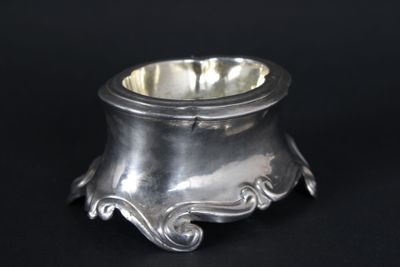Salière en argent. Le corps repose sur quatre pieds formant … - Photo 1