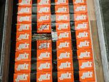 une boîte contenant des boîtes orange sur lesquelles figurent des lettres blanches