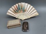 une petite boîte et un petit ventilateur posés sur une table